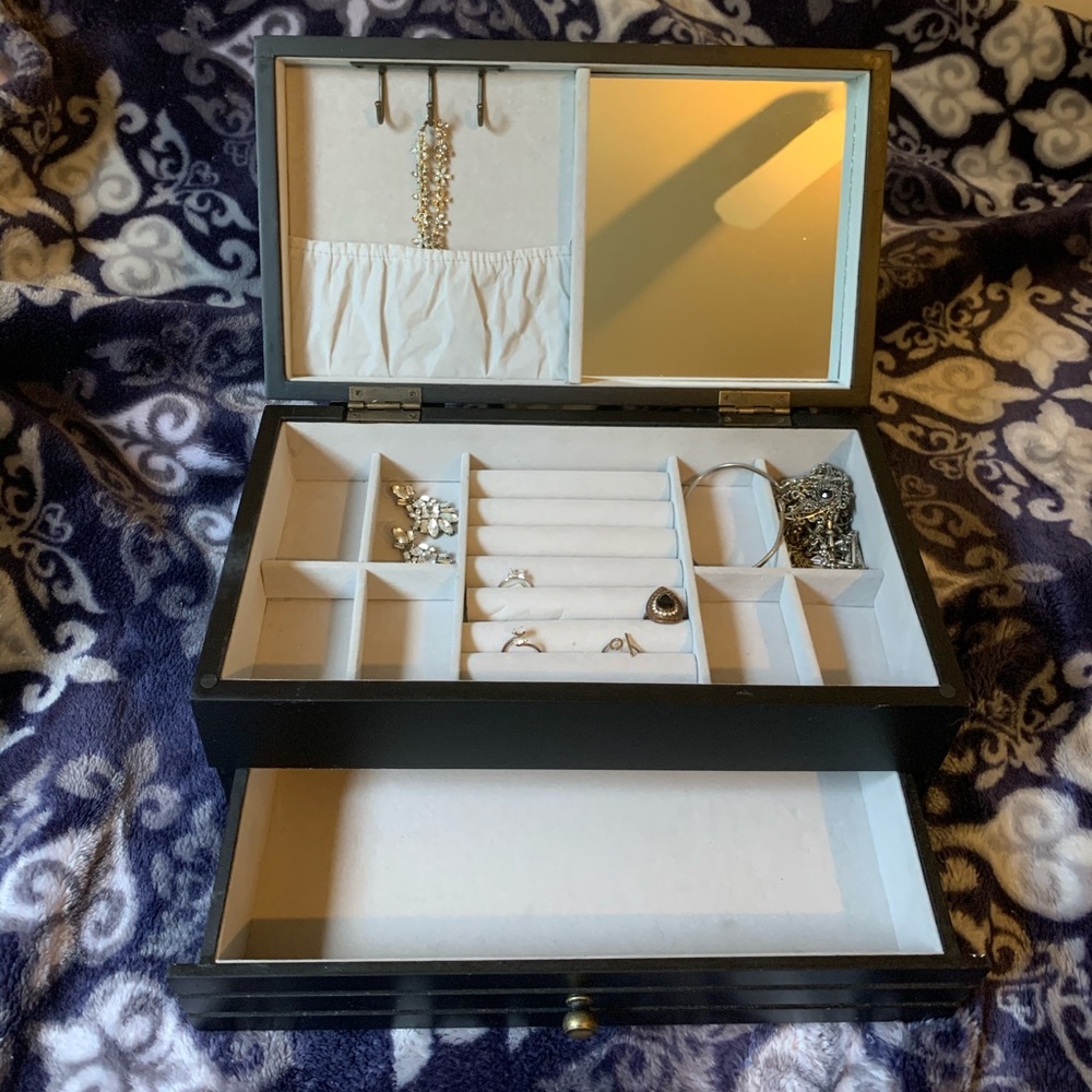 Like new wooden jewelry box
